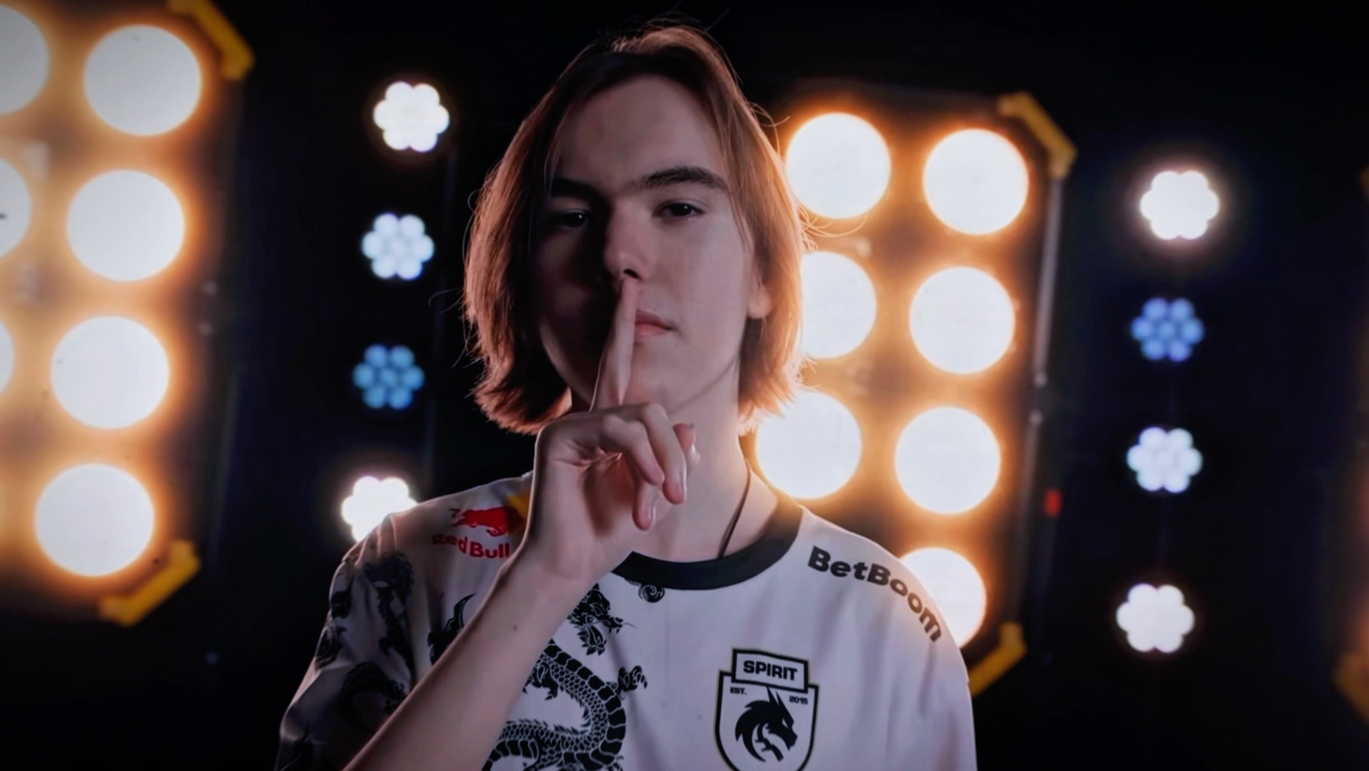 对手在LPL十周年舞台再次相遇，一起见证新十年首冠，无畏竞巅峰！